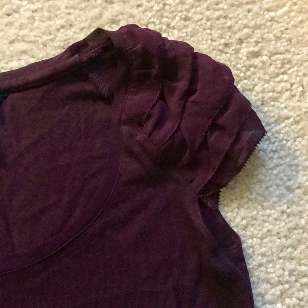 Beautiful basic tee with ruffled shoulder - Picture 3 of 5